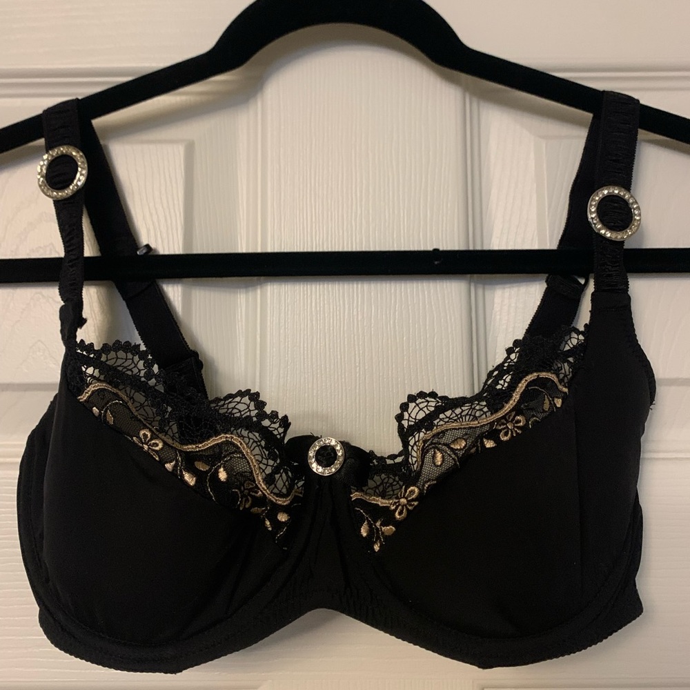 Beautiful and comfortable bra with jewelled details.
